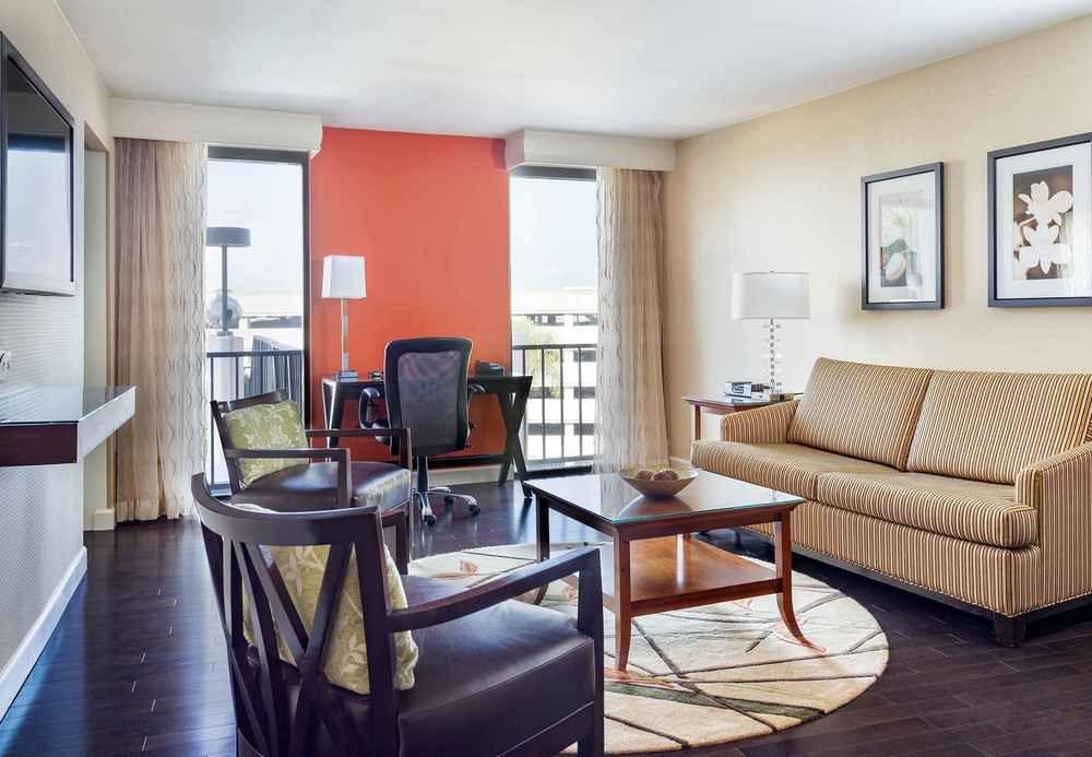 Отель Tampa Airport Marriott Экстерьер фото