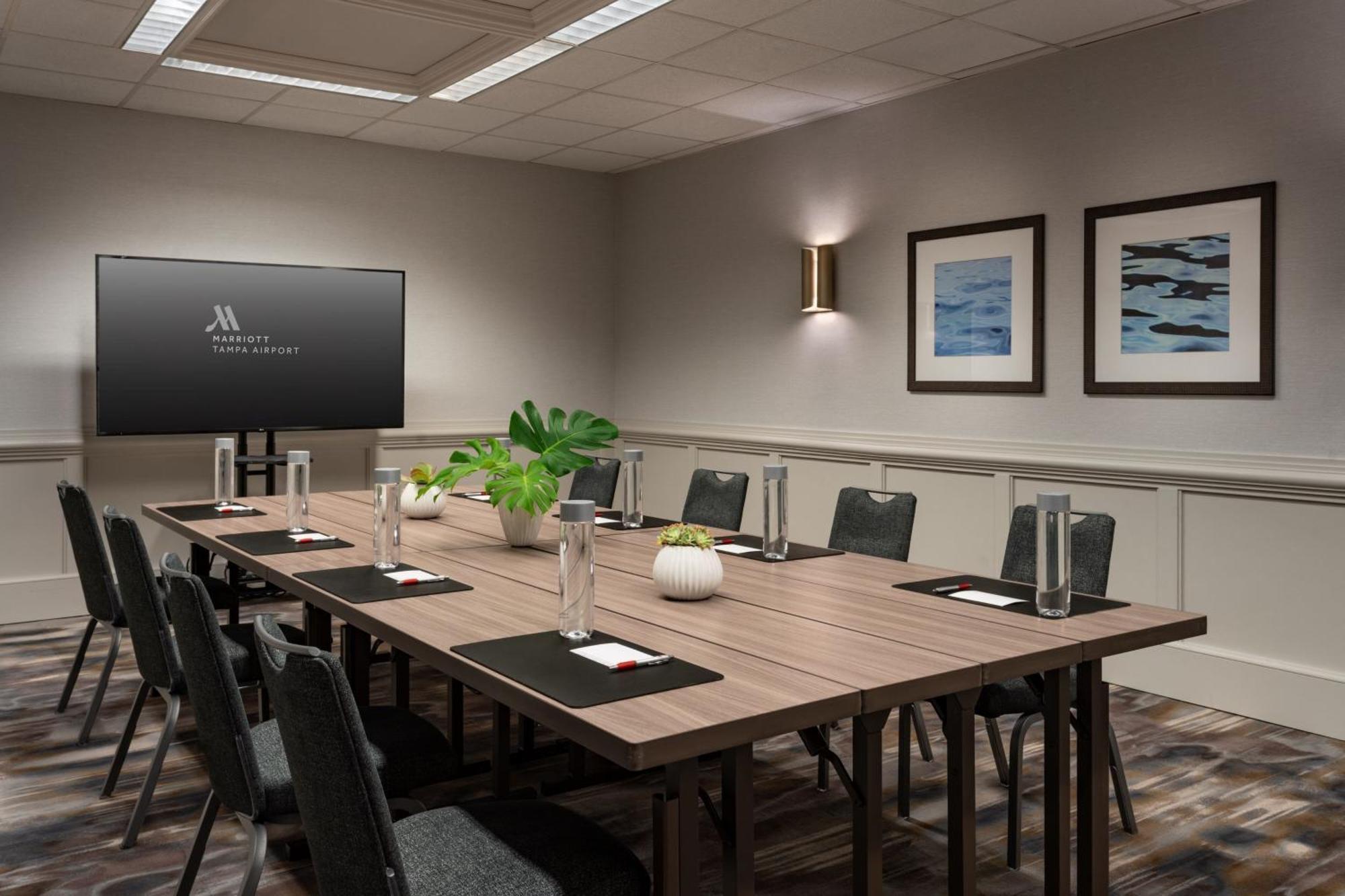 Отель Tampa Airport Marriott Экстерьер фото