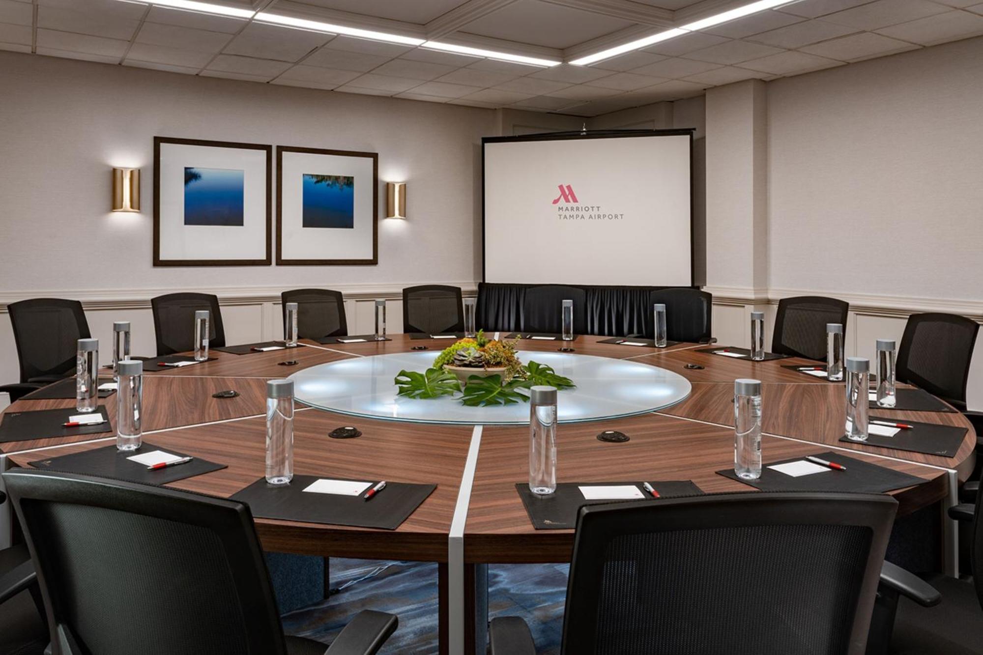 Отель Tampa Airport Marriott Экстерьер фото
