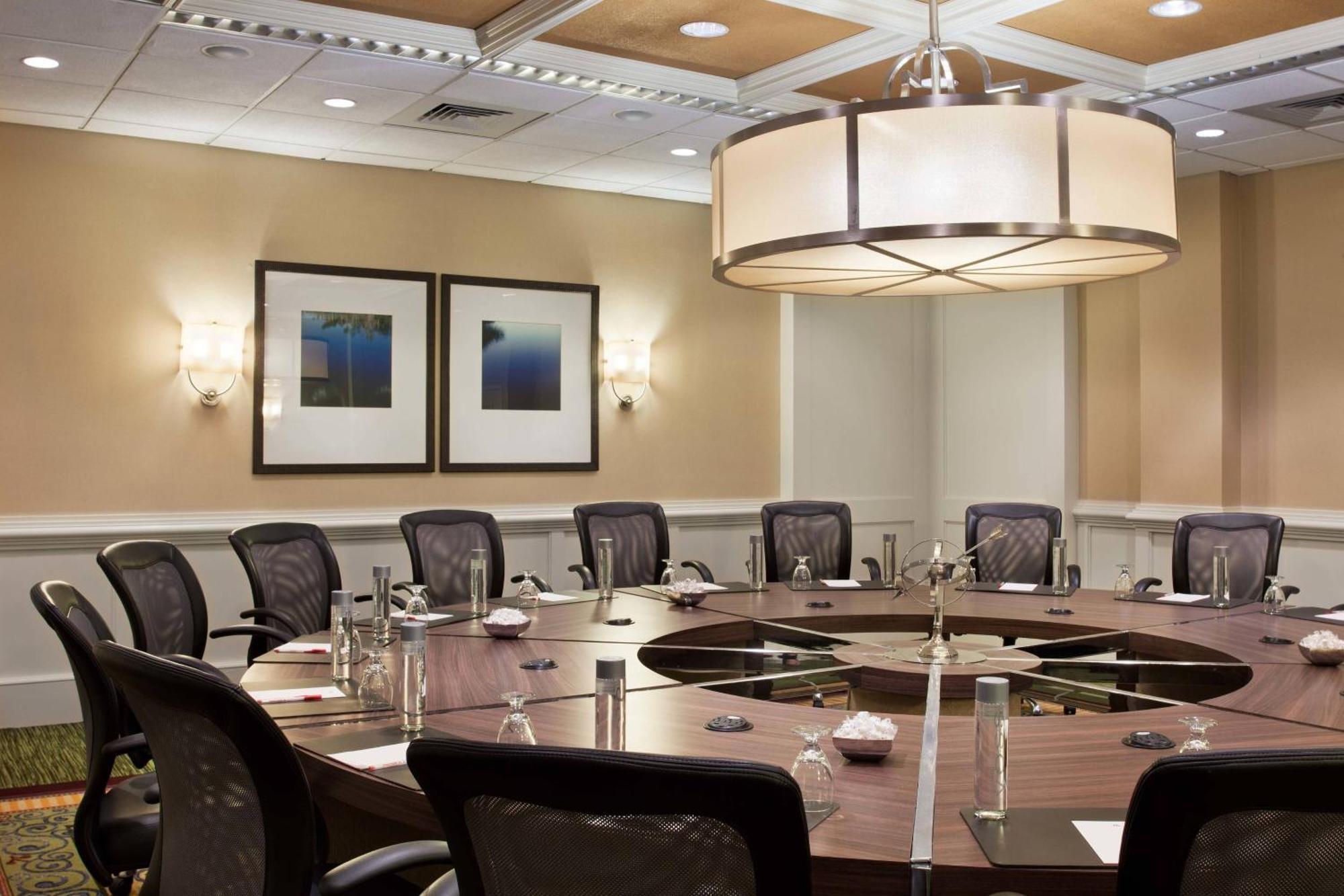 Отель Tampa Airport Marriott Экстерьер фото