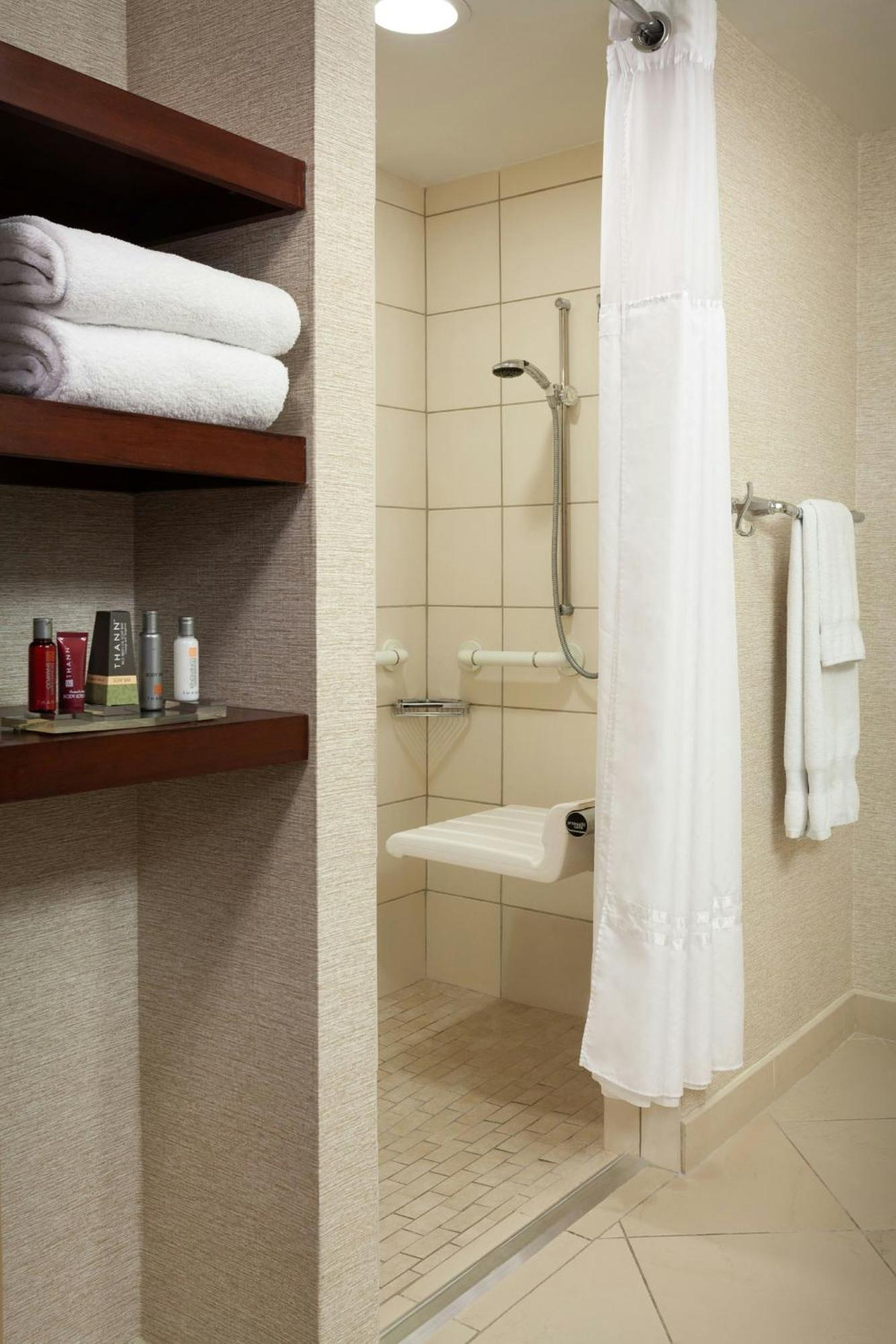 Отель Tampa Airport Marriott Экстерьер фото