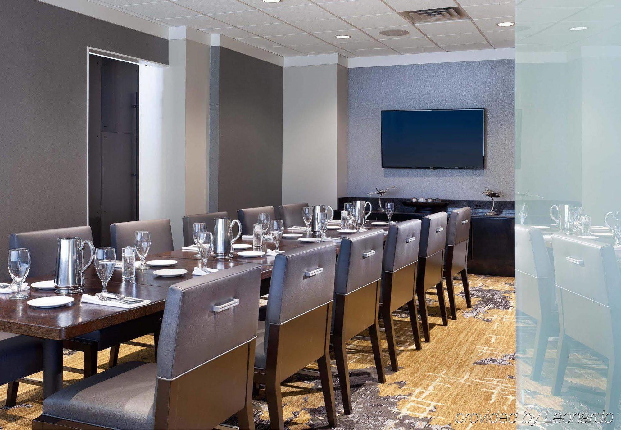 Отель Tampa Airport Marriott Экстерьер фото